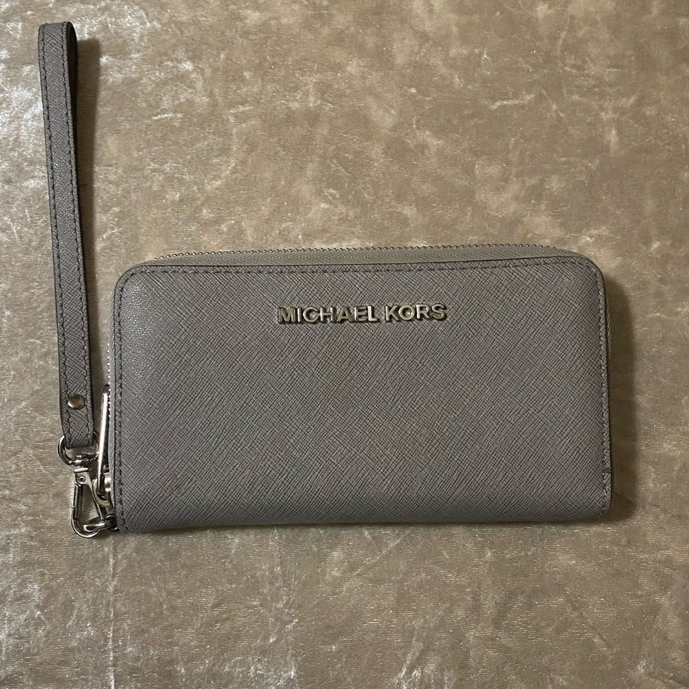 ⭐️100% Authentic Michael Kors Wallet/Wristlet⭐️